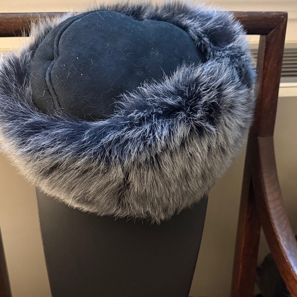 Aston 100% Shearling Woman’s Hat Black/Grey. Size Medium.
